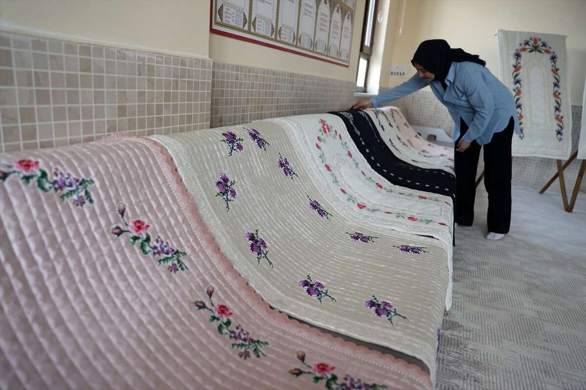 Konya’da İHL öğrencilerinin işledikleri seccadeler Gazze için umut olacak 4